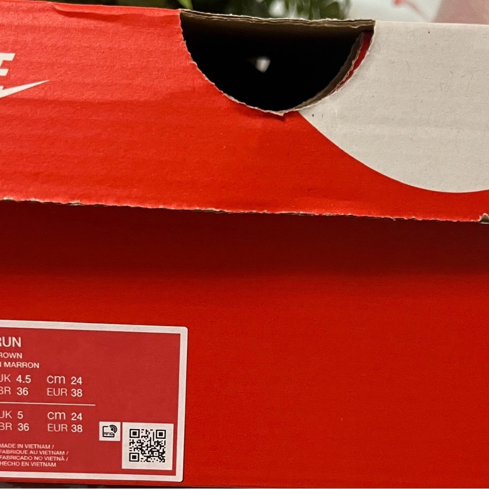 Barely worn Nike Brown and white sneakers - Picture 11 of 11